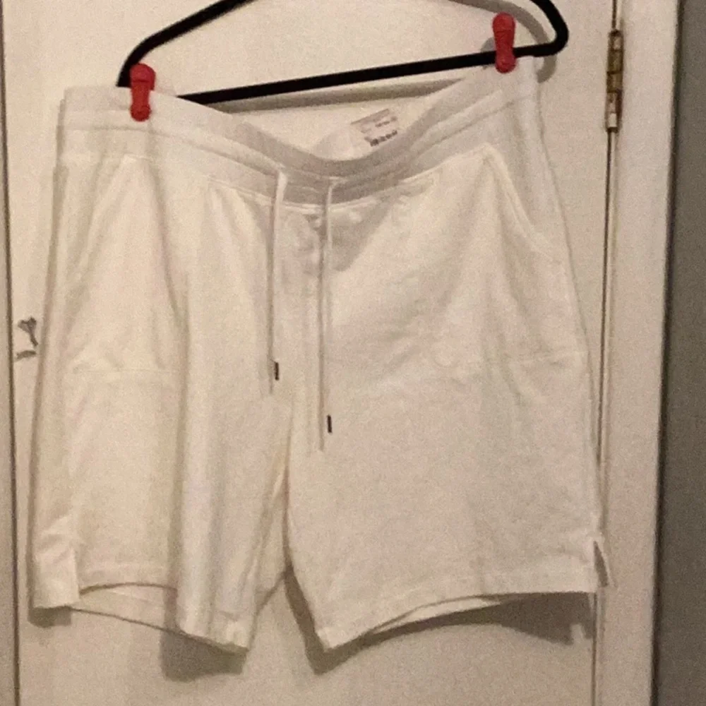 St. John's Bay White Bermuda Shorts Elastic Waist - Picture 2 of 13